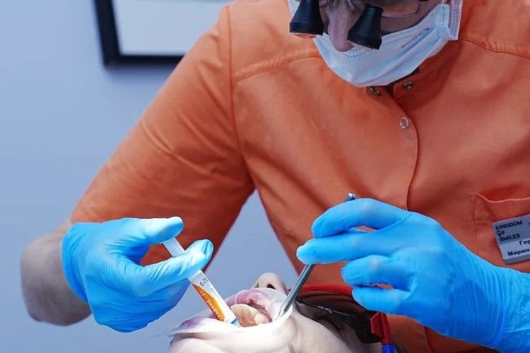 Что такое отбеливание зубов и безопасно ли это?